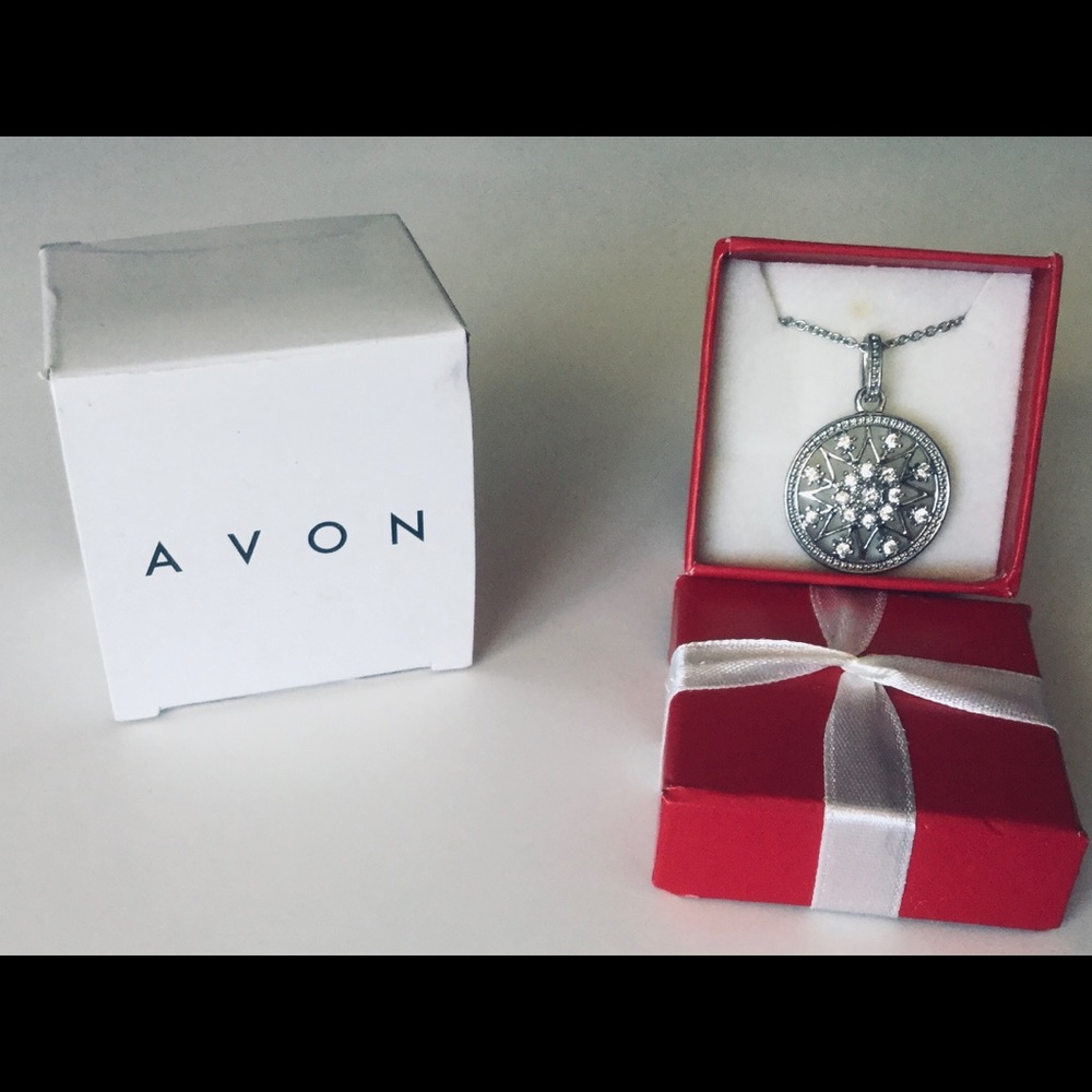 ⭐️NEW “AVON” SNOWFLAKE NECKLACE IN SIGNATURE BOX⭐️